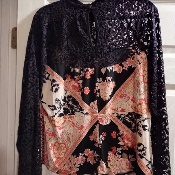 NWOT Venus women's floral top - Picture 4 of 7